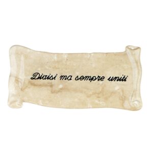 Pergamena commemorativa in bronzo per lapidi. Finitura marmo Botticino – Dedica: Divisi ma sempre uniti.